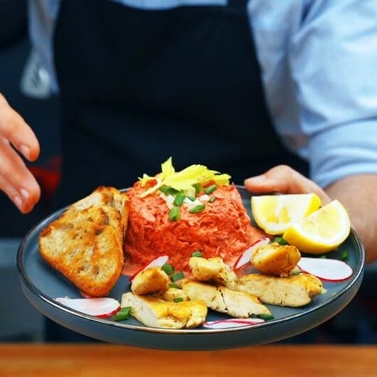 Salată de crudități, cu măr, sfeclă, țelină, morcov și piept de pui