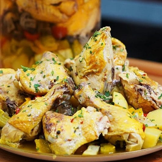 Cea mai FRAGEDĂ Friptură de Pui cu Legume la Borcan