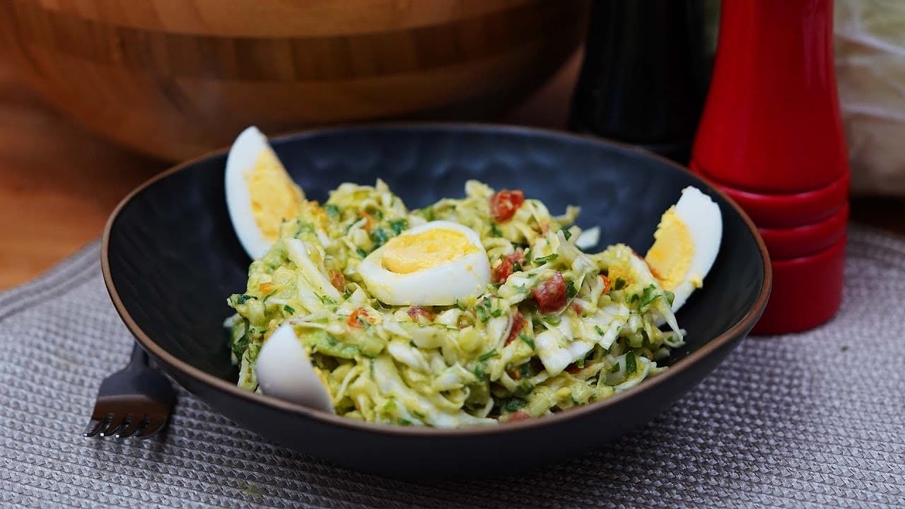 Salată de varză crocantă cu avocado cremos