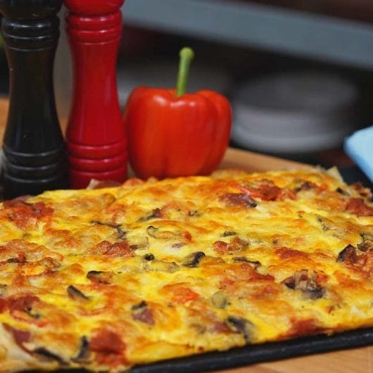 Cea mai Rapidă și Gustoasă Pizza de Casă cu Aluat Foietaj