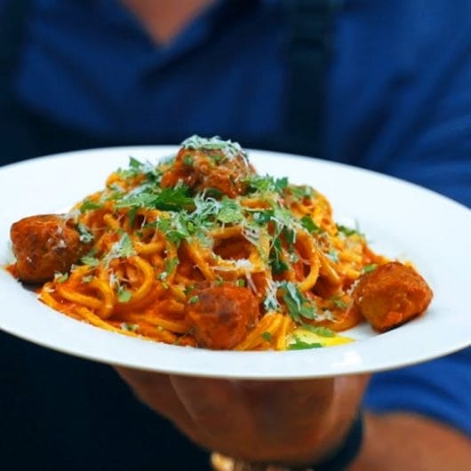 Paste cu sos de roșii și chiftele din cârnați | Spaghete cu sos de roșii și chiftele