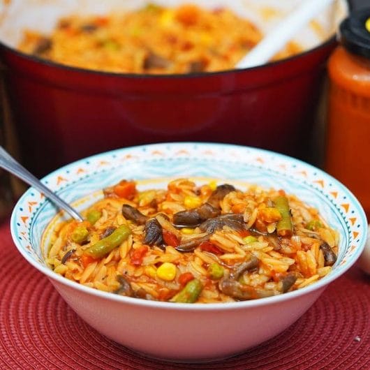 Paste Orzo cu Ciuperci și Sos de Roșii - Rețetă Savuroasă și Ușor de Preparat