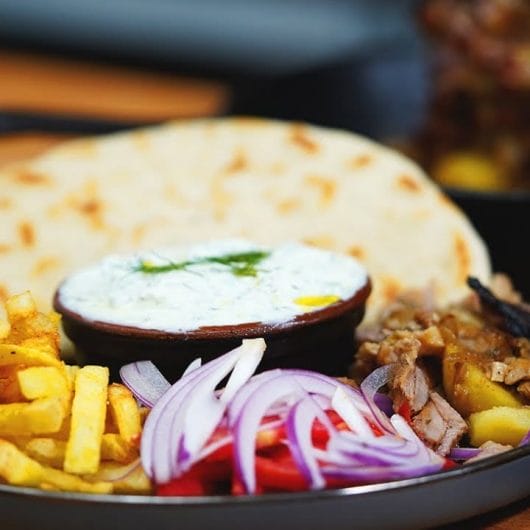 Gyros de Porc | Gyros de Porc cu Tzatziki și Lipie Grecească de Casă