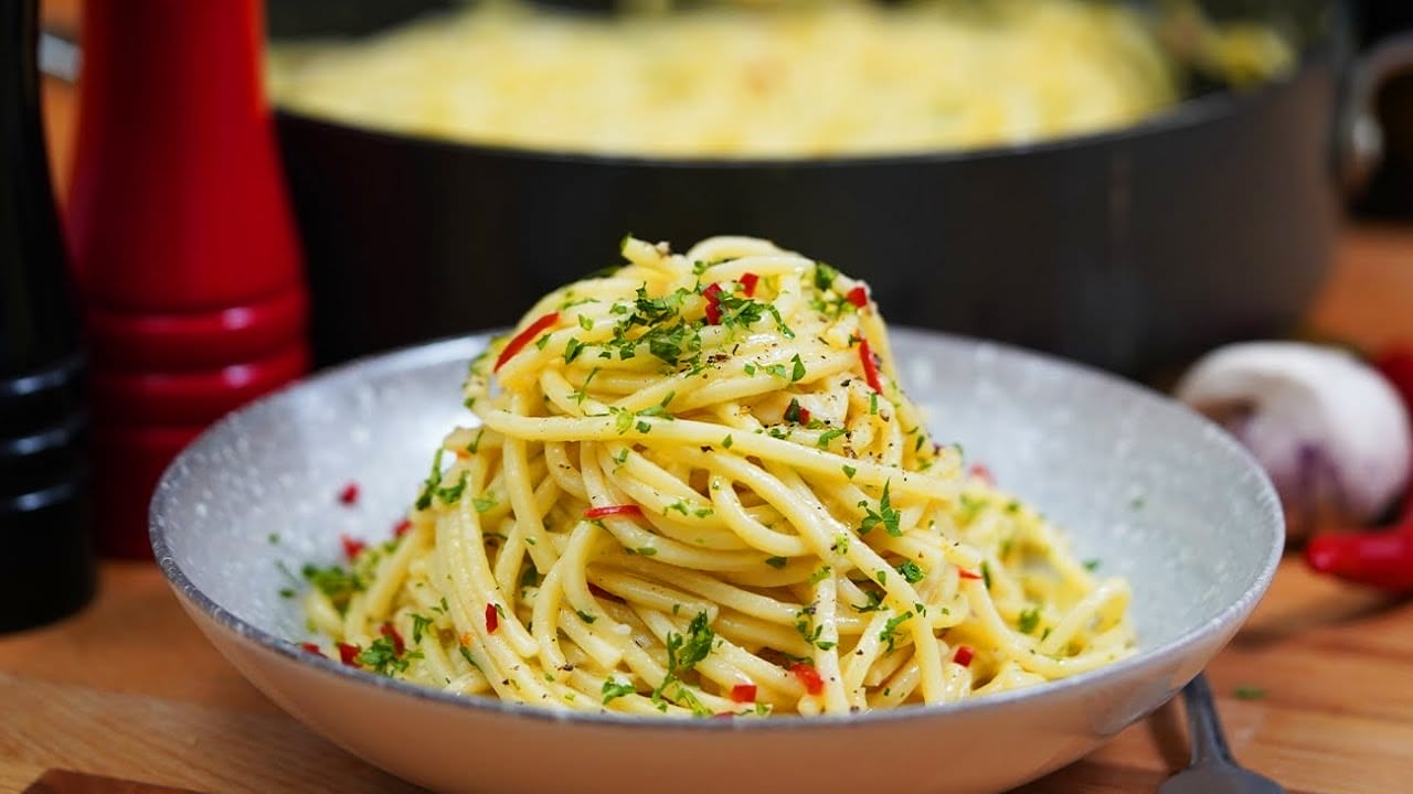 Paste Aglio Olio e Peperoncino, Paste cu Usturoi, Ulei și Ardei Iute