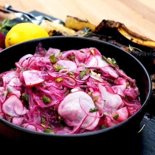 Salată de ceapă roșie (pentru Cotletul de berbecuț)
