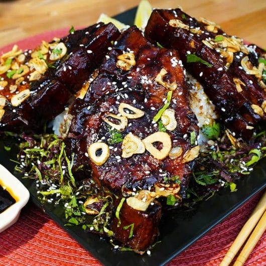 Cotlet de porc în stil asiatic cu cipsuri de usturoi