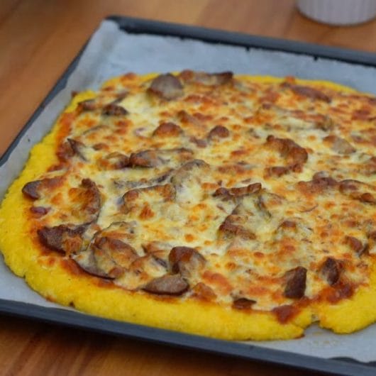 Pizza pe blat de mămăligă