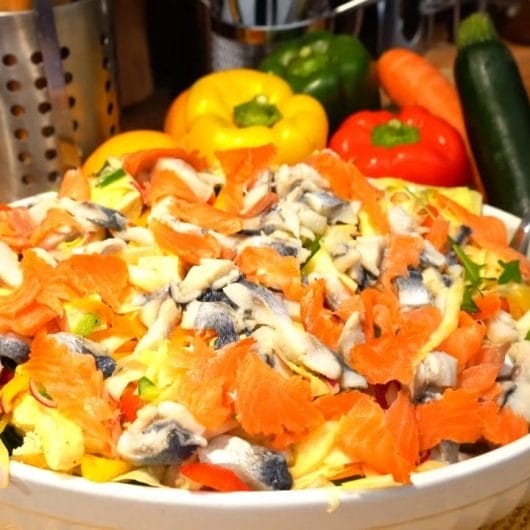 Salată cu pește afumat și marinat